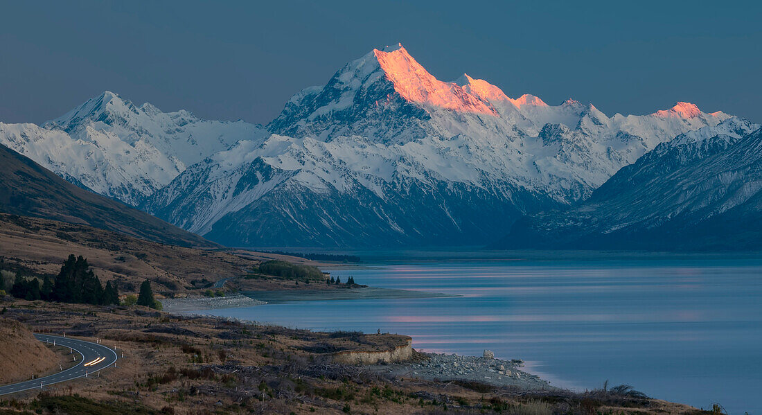 Sun rises over Mount Cook,the highest mountain in New Zealand,with Lake Pukaki in the foreground,Twizel,South Island,New Zealand