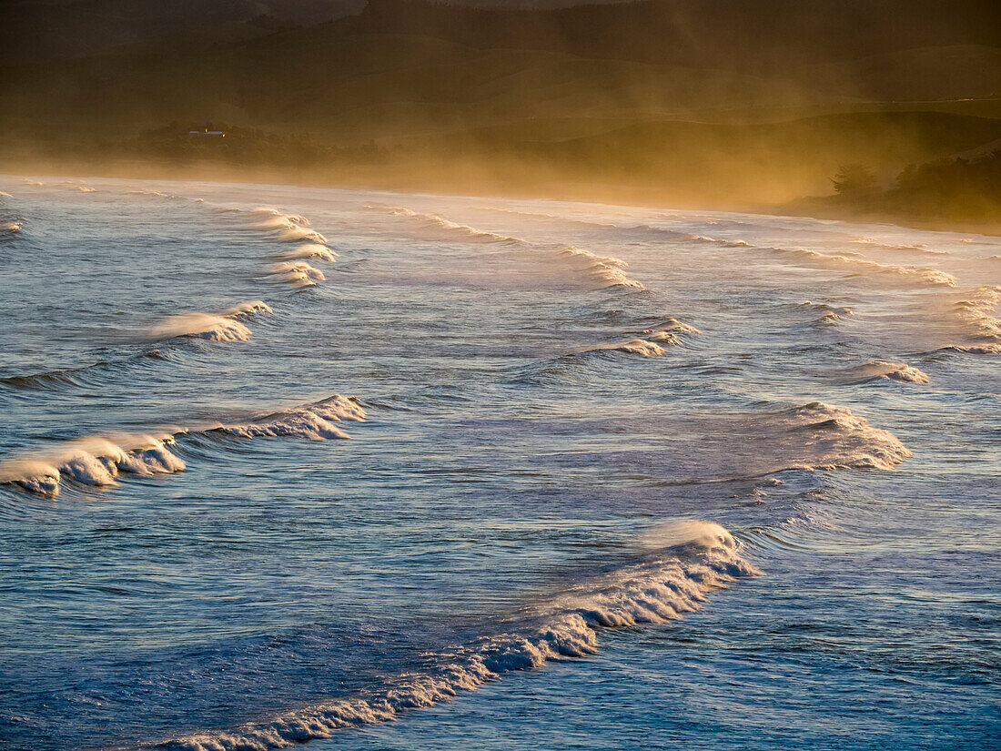 Wellen des Pazifischen Ozeans kommen in der Nähe von Katiki Point, Moeraki, Katiki Point, Südinsel, Neuseeland an Land