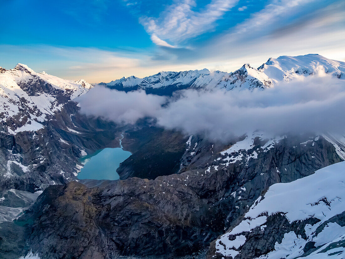 Schneebedeckte Südalpen von einem Hubschrauber aus gesehen bei Sonnenaufgang im Mount Aspiring National Park, Haast, Südinsel, Neuseeland