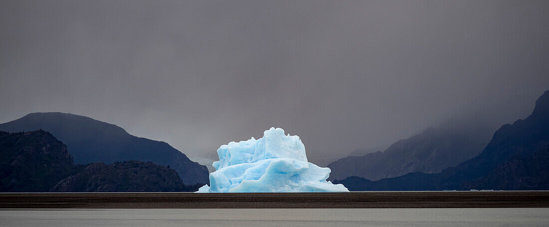 Großer Eisberg vom Gletscher am Lago Grey wurde vom Wind in die Nähe des Strandes im Torres del Paine National Park, Patagonien, Chile, geweht