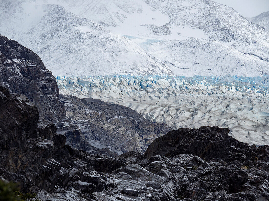 Grey Glacier, der vom drittgrößten Eisfeld der Welt, dem südlichen patagonischen Eisfeld, im Torres del Paine National Park, Patagonien, Chile, herunterkommt