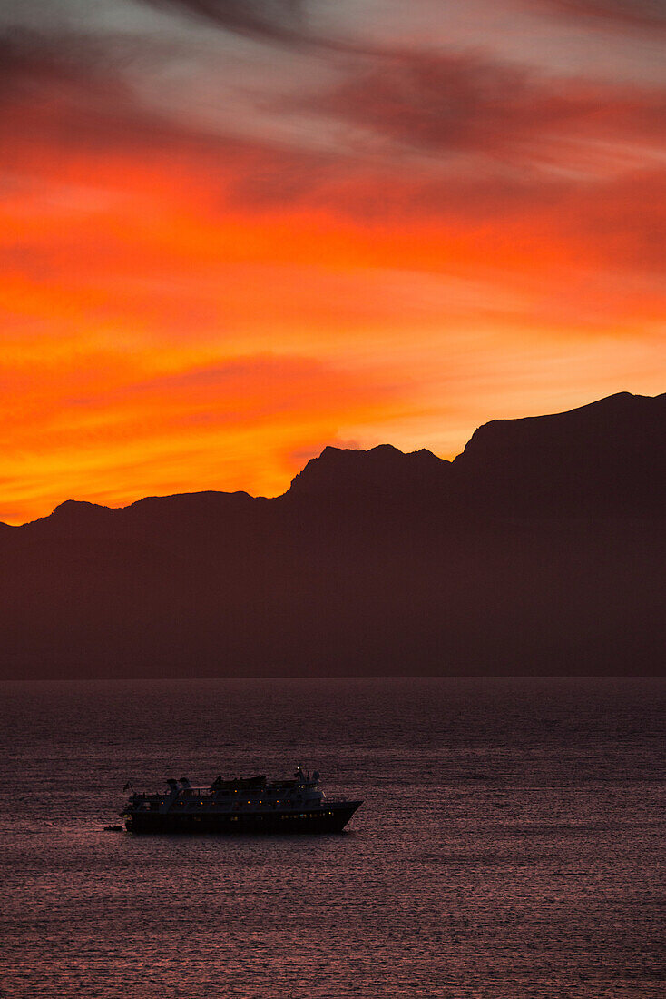 Boot in der Half Moon Bay in der Dämmerung, Isla San Francisco, Baja California Sur, Mexiko