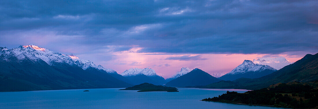 Sonnenaufgang über dem Lake Wakatipu, Südinsel, Neuseeland