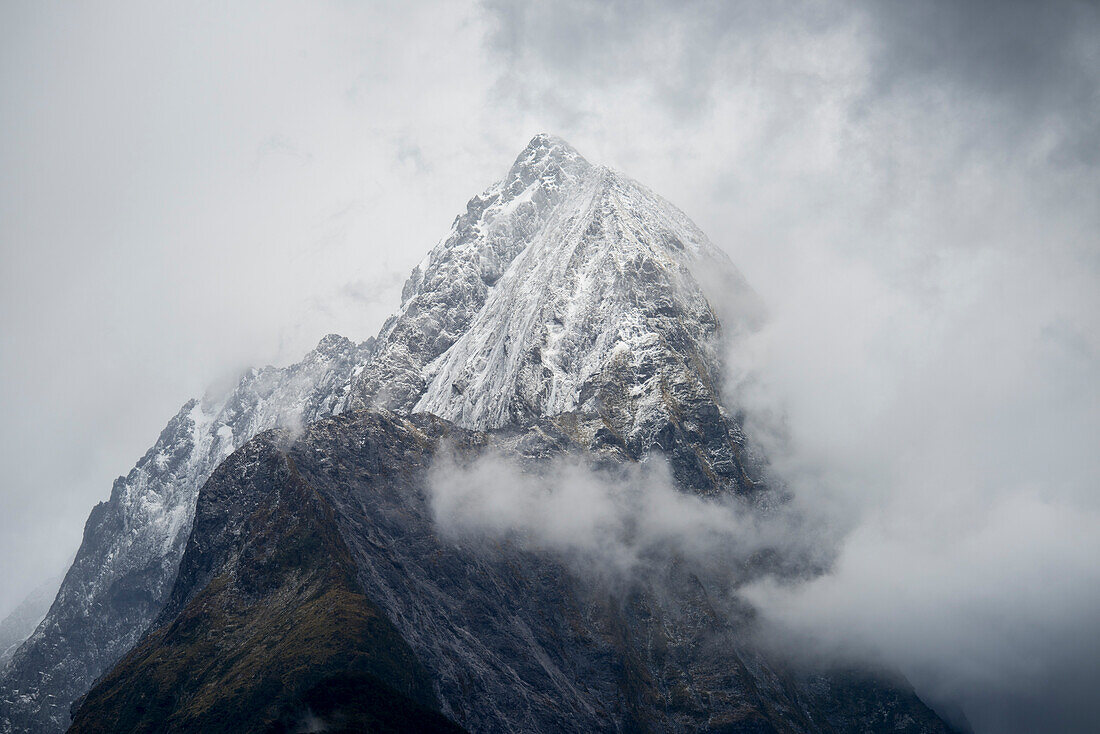 Mitre Peak im Milford Sound, dem wichtigsten Wahrzeichen im Fiordland National Park, Südinsel, Neuseeland