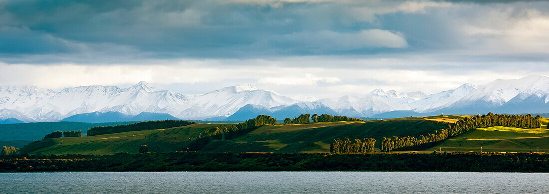 Lake Te Anau, Te Anau Downs und die Earl Mountains im Fiordland National Park, Südinsel, Neuseeland