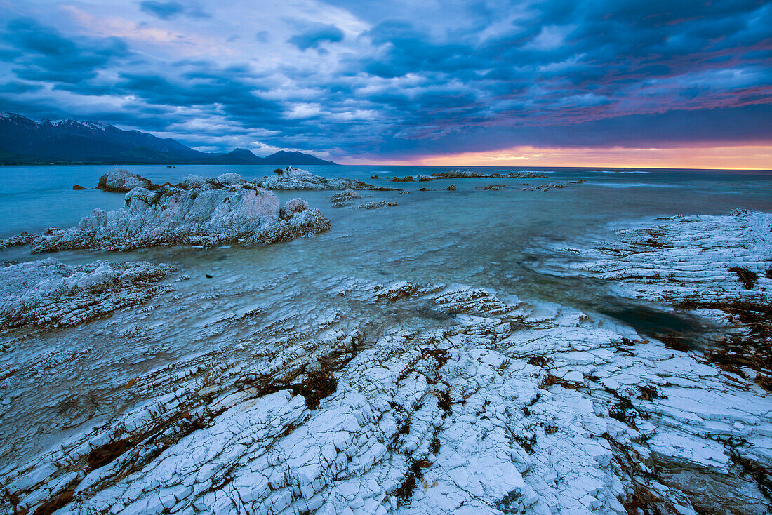 Sonnenaufgangswolken bei Kaikoura an der Ostküste der Südinsel Neuseelands,Südinsel,Neuseeland