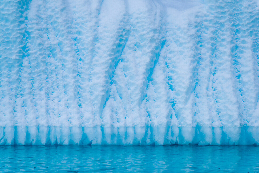 Nahaufnahme eines Eisbergs und der Wasserkante an der Westseite der antarktischen Halbinsel, Antarktis