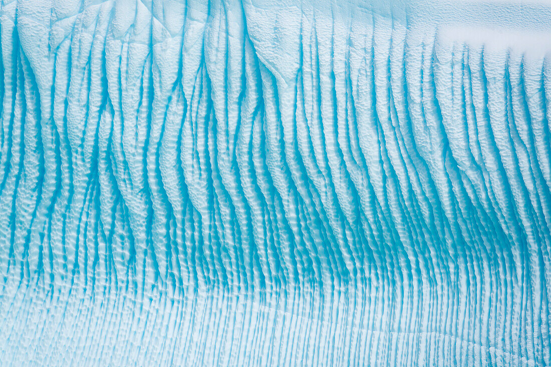Nahaufnahme eines Eisbergs auf der Westseite der antarktischen Halbinsel, Antarktis