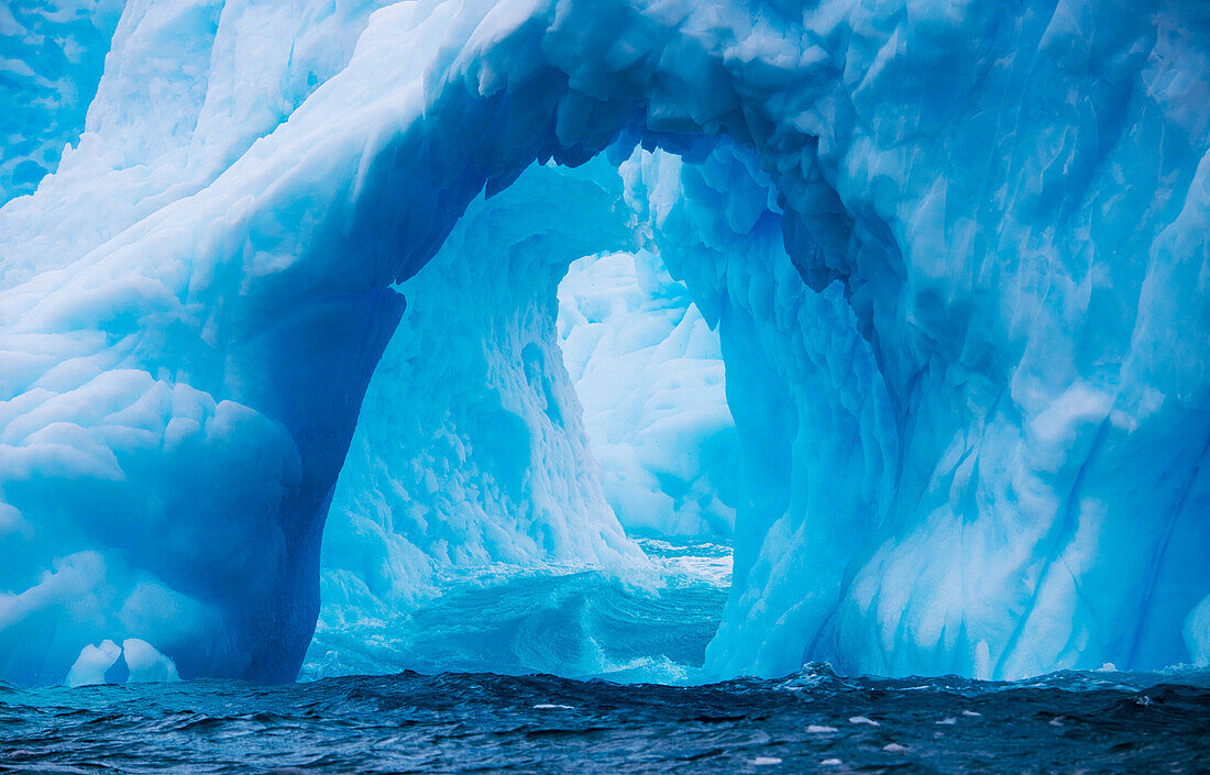 Eisberg auf der Westseite der Antarktischen Halbinsel, Antarktis