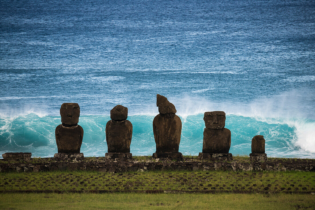 Moai in der Nähe des Ozeans im Ahu Tahai Ceremonial Complex, Rapa Nui National Park auf der Osterinsel, Osterinsel