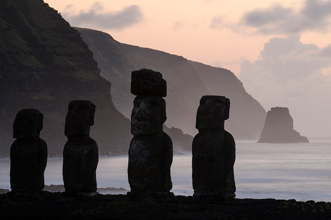 Sonnenaufgang am Tongariki-Moai auf der Osterinsel, Chile, Osterinsel, Isla de Pascua, Chile