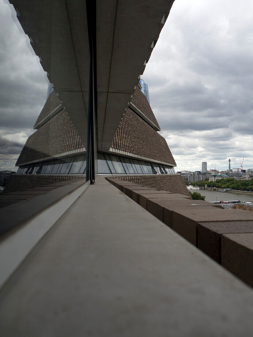 Blick auf den Gehweg und den Blavatnik-Erweiterungsbau der Tate Modern Art Gallery and Museum in Bankside, London, London, England, Vereinigtes Königreich