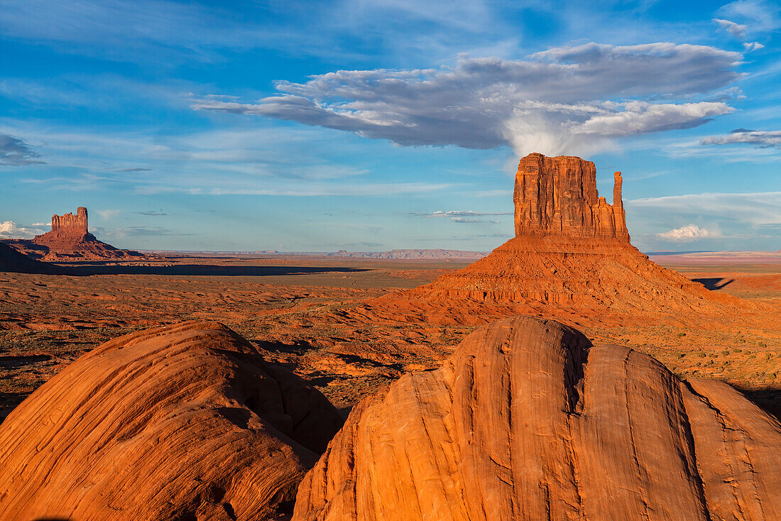 Felsformationen im Monument Valley, Arizona.  Die roten Felsen leuchten bei Sonnenuntergang, wenn das Licht auf sie trifft, Arizona, Vereinigte Staaten von Amerika