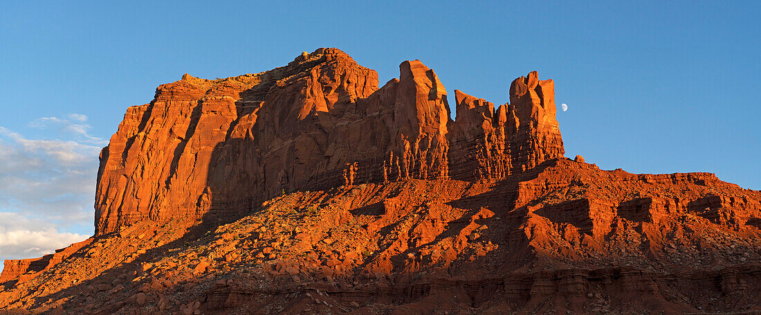 Felsformationen im Monument Valley, Arizona.  Die roten Felsen leuchten bei Sonnenuntergang, wenn das Licht auf sie trifft, Arizona, Vereinigte Staaten von Amerika