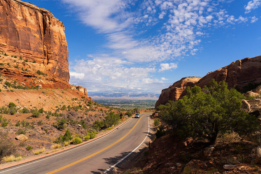 Die Straße, die durch die Landschaft des Colorado National Monument in der Nähe von Grand Junction, Colorado, führt. Es ist ein erstaunlicher Ort mit rotem Gestein und ein gutes Beispiel für die Wirkung von Erosion,Colorado,Vereinigte Staaten von Amerika