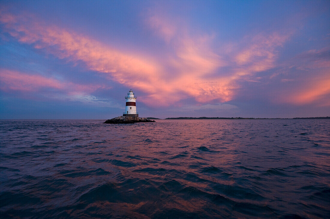 Latimer Reef Light bei Sonnenuntergang im Fishers Island Sound an der Küste von New York, USA, New York, Vereinigte Staaten von Amerika