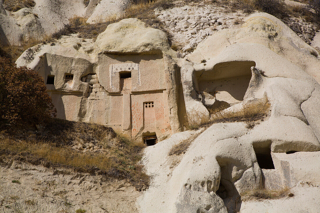 Nahaufnahme der in die Felsformationen gehauenen Fassade der Höhlenkirche in der Nähe der Stadt Goreme im Pigeon Valley, Region Kappadokien, Provinz Nevsehir, Türkei