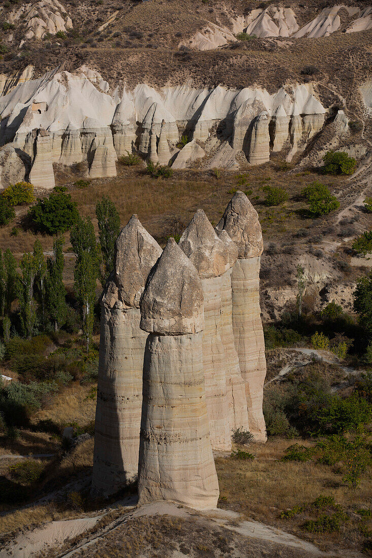 Vulkanische Ascheklippen und Feenkamine in der jenseitigen Landschaft des Tals der Liebe, in der Nähe von Goreme im historischen Nationalpark Göreme, Region Kappadokien, Provinz Nevsehir, Türkei