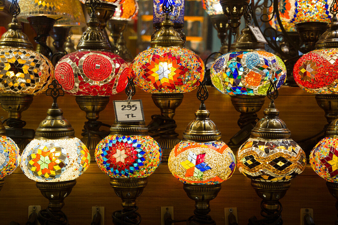 Lampen zum Verkauf, bunte, kugelförmige Pendelleuchten, die in einem Geschäft auf dem Gewürzbasar im Fatih-Viertel beleuchtet und aufgehängt sind, Istanbul, Türkei