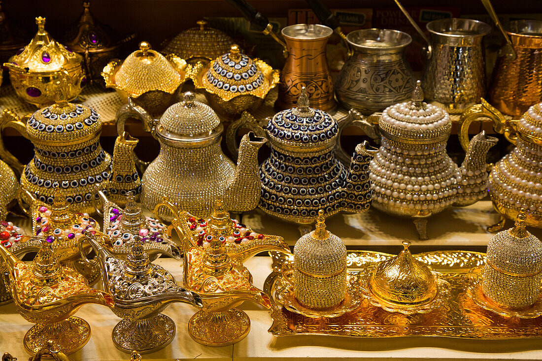 Dekorative Teekannen und traditionelle türkische Öllampen aus Messing, Kupfer und mit Edelsteinen verziert in einem Geschäft auf dem Gewürzbasar im Fatih-Viertel, Istanbul, Türkei