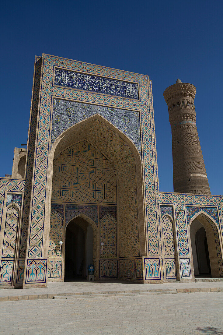 Kalyan-Moschee (1514) mit Kalyan-Minarett im Hintergrund im religiösen Komplex Poi Kalan, Buchara, Usbekistan