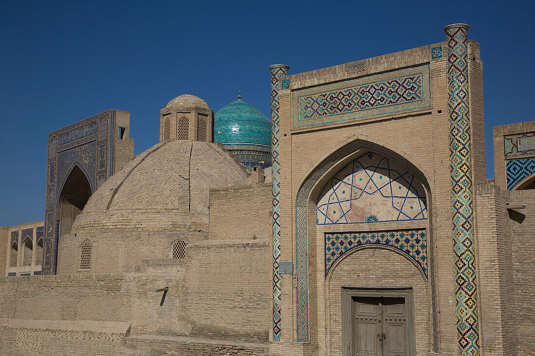 Amir Olimxon Madrassa (14. Jahrhundert), Poi Kalyan Platz, Buchara, Usbekistan