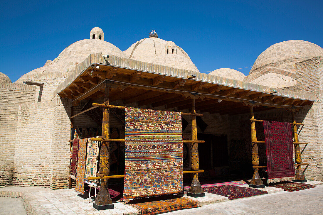 Teppiche zu verkaufen in Toqi Zargaron (Handelskuppel) in Buchara,Buchara,Usbekistan