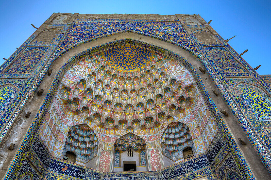 Eingangs-Iwan mit Wabengewölbe (Muqarnas genannt) in der Abdulaziz Khan Madrasa, erbaut 1652 in Buchara,Buchara,Usbekistan