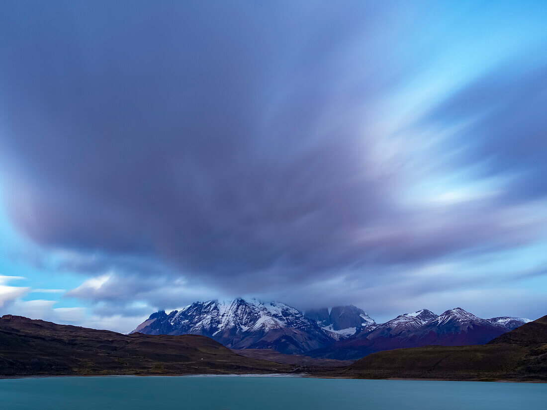 Sonnenaufgangswolken über den Bergen vom Lago Amarga im Torres del Paine National Park, Patagonien, Chile