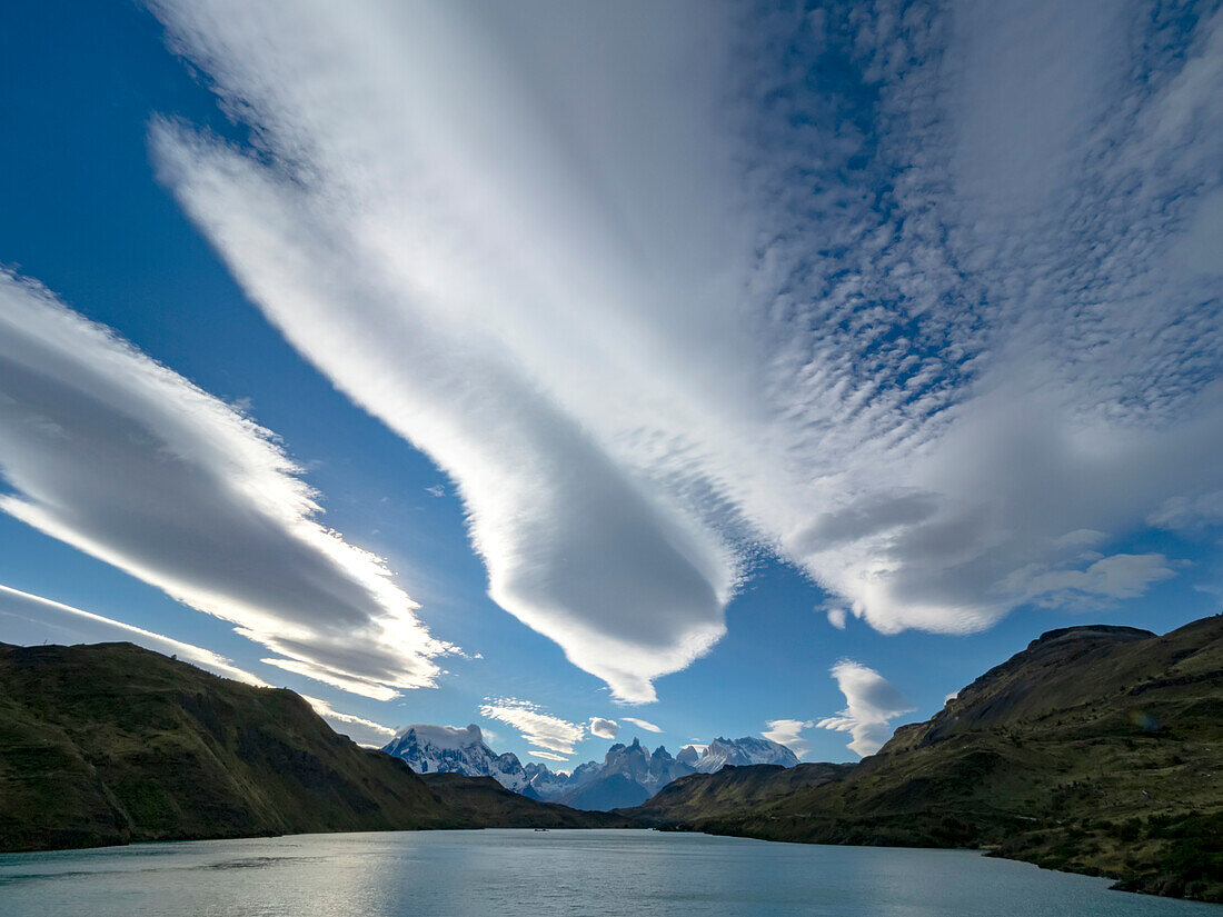 Wolken über dem Torres del Paine National Park vom Pehoe-See aus, Patagonien, Chile