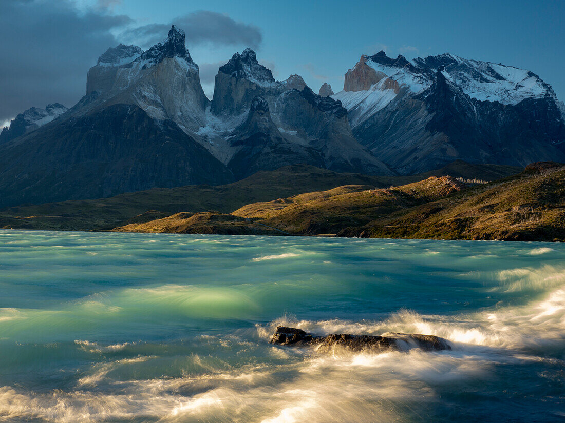 Windiger Nachmittag am Pehoe-See im Torres del Paine-Nationalpark, Patagonien, Chile