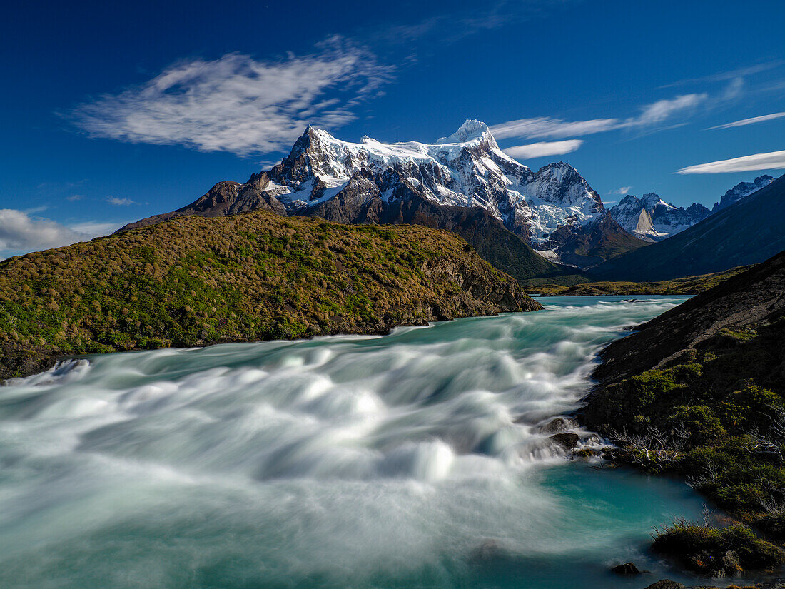 Wasserfall am Salto Grande, der in den Pehoe-See mündet, im Torres del Paine-Nationalpark, Patagonien, Chile