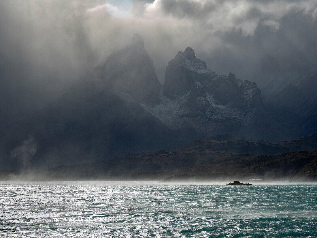 Windiger Nachmittag an einem See im Torres del Paine National Park, Patagonien, Chile