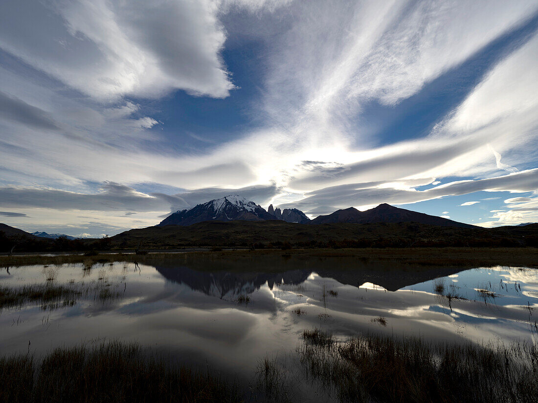 Sonnenuntergang und Berge, die sich in einem Teich spiegeln im Torres del Paine National Park, Patagonien, Chile