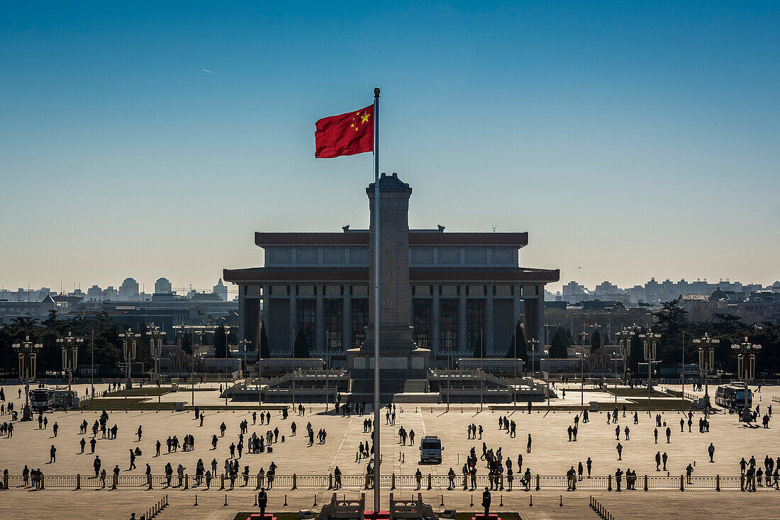 Die Gedenkhalle des Vorsitzenden Mao und das Denkmal für die Helden des Volkes auf dem Tiananmen-Platz, Peking, China