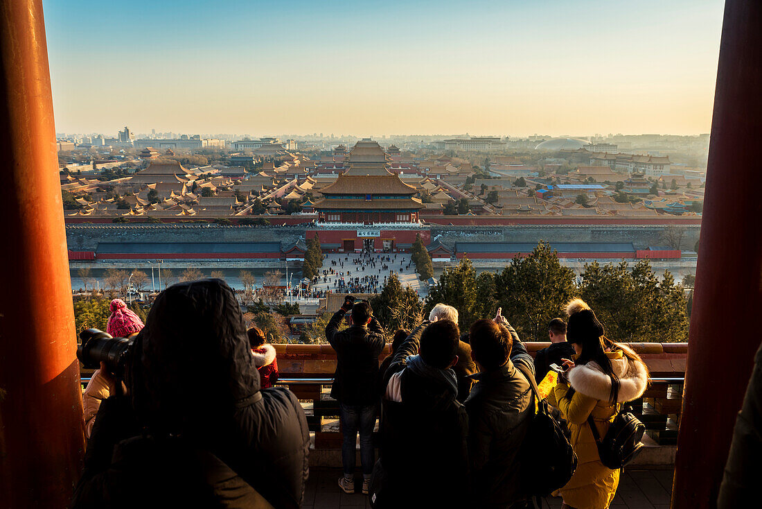 Blick auf die Forbbidenstadt und darüber hinaus vom Jingshan Park, Peking, China