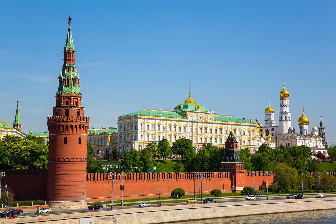 Wasserversorgungsturm (links), Großer Palast (rechts), Moskauer Fluss, Kreml, Moskau, Russland