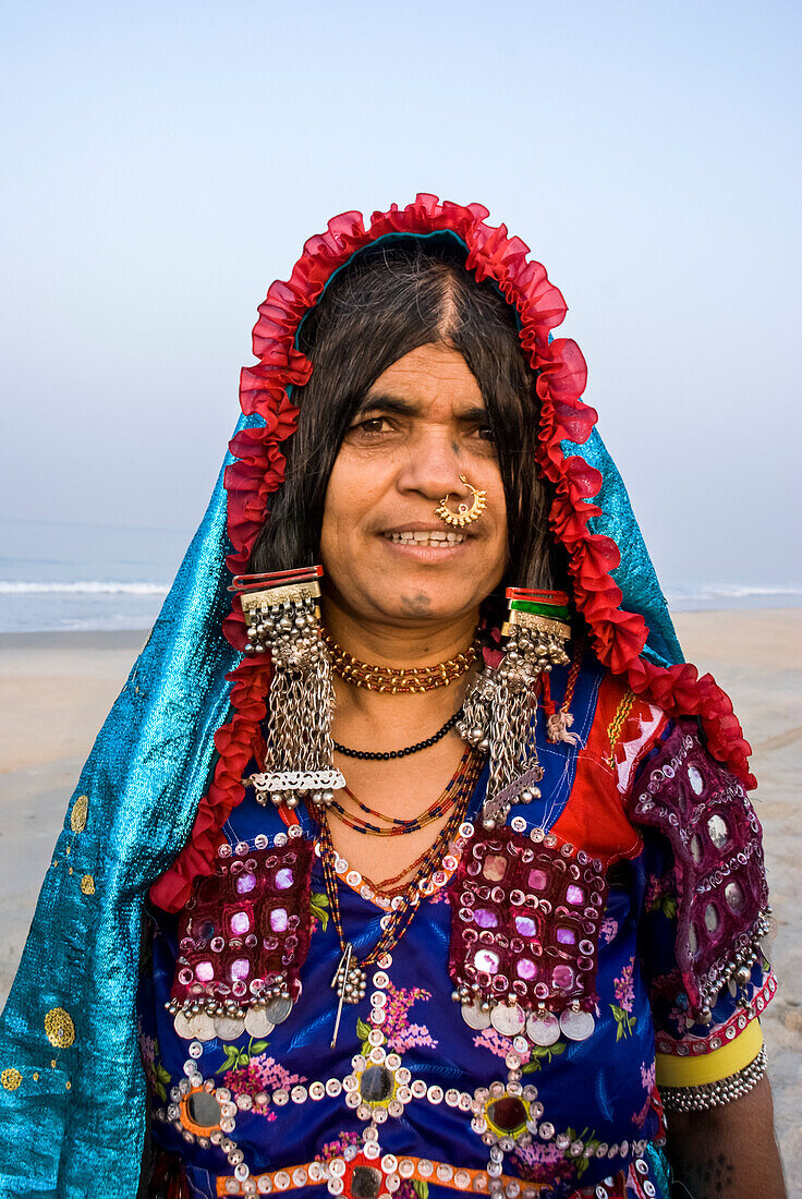 Porträt einer Frau aus Karnataka am Strand von Colva, Goa, Indien