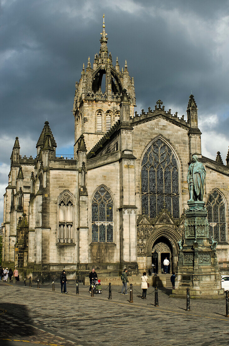 St. Giles Cathedral und Adam Smith-Statue auf der Royal Mile, Edinburgh, Schottland