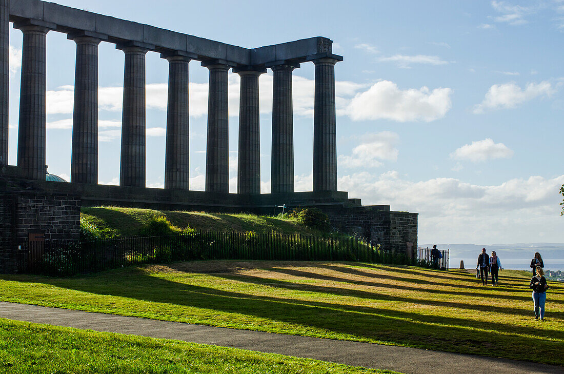 National Monument of Scotland auf Calton Hill im Abendlicht,Edinburgh,Schottland