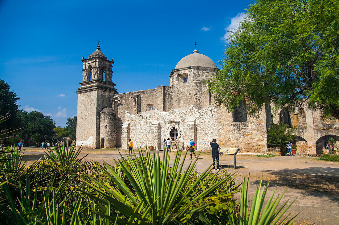 Touristen auf dem Gelände der Mission San Jose Capistrano, San Antonio Missions National Historical Park, San Antonio, Texas, Vereinigte Staaten von Amerika