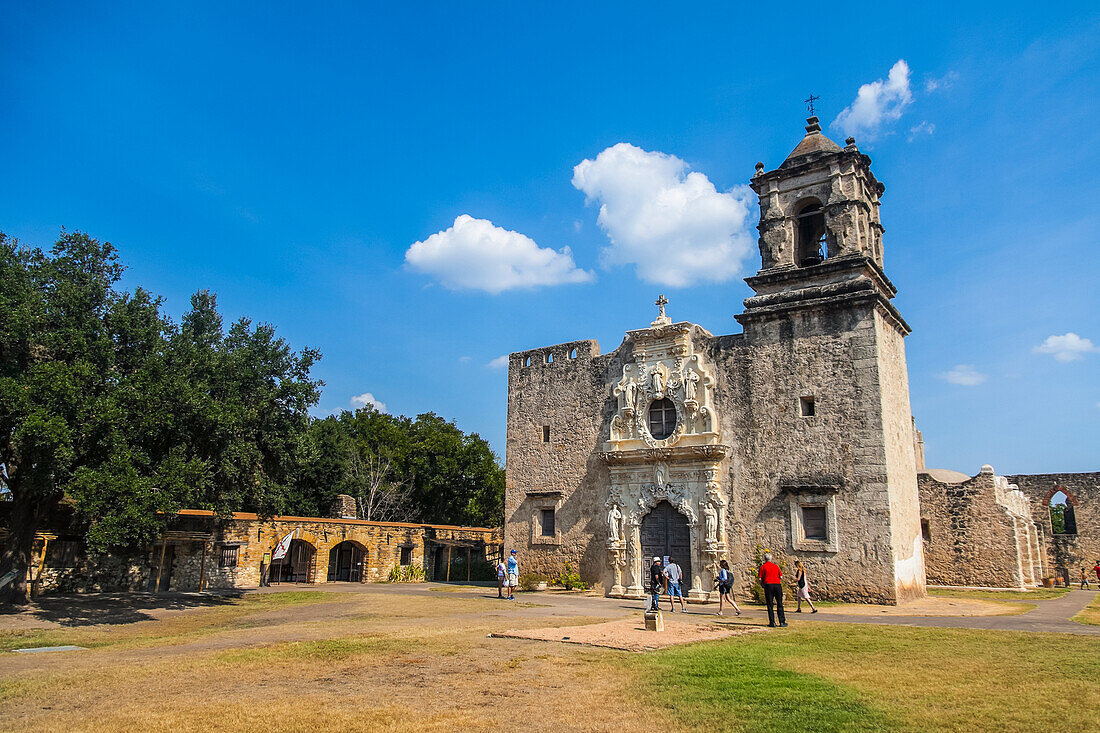 Touristen vor Ort in der Kirche der Mission San Jose Capistrano, San Antonio Missions National Historical Park, San Antonio, Texas, Vereinigte Staaten von Amerika