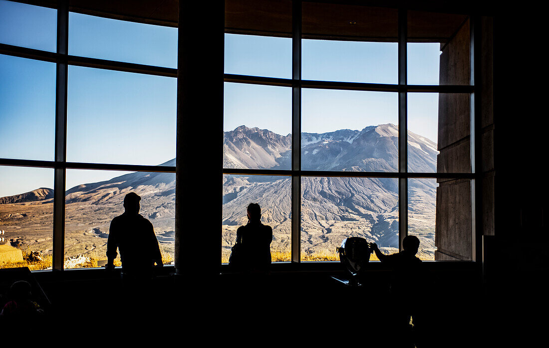 Besucher des Johnston Ridge Observatory blicken direkt in die Caldera des Mount St. Helens.  Der Lavadom im Zentrum der Caldera ist nur 5-1/2 Meilen entfernt, Washington, Vereinigte Staaten von Amerika