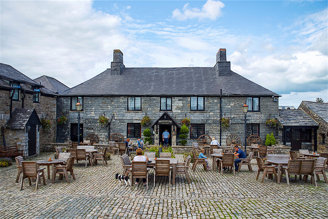 Gäste genießen die Terrasse des Außenrestaurants der Smugglers Bar and Hotel, Jamaica Inn, Bodmin Moor, Launceston, Cornwall, England