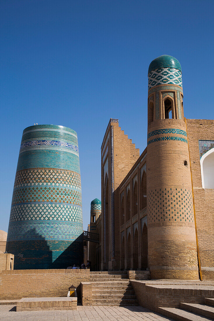 Kalta-minor-Minarett (links), Muhammad Amin Khan Madrasah (Orient Star Hotel) (rechts), Itchan Kala, Chiwa, Usbekistan