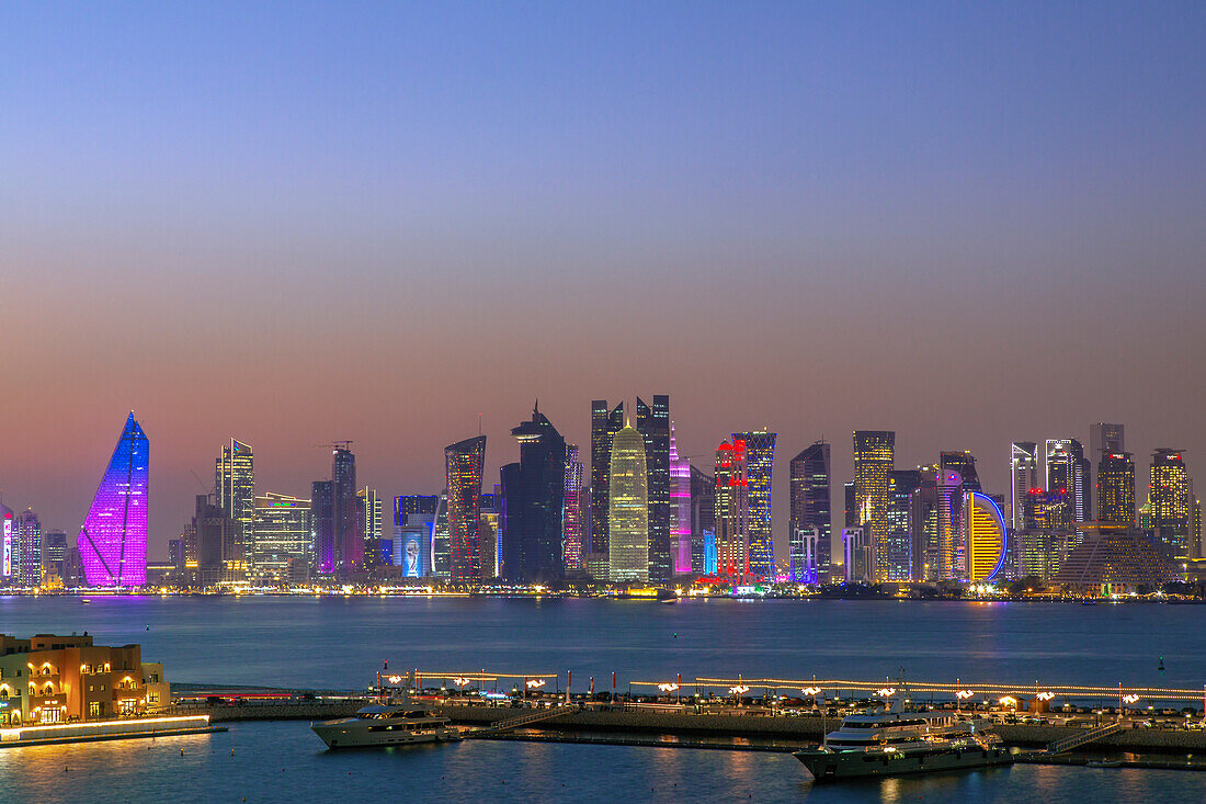 Die Skyline der Hauptstadt Doha und das Geschäftsviertel bei Einbruch der Dunkelheit, Doha, Katar