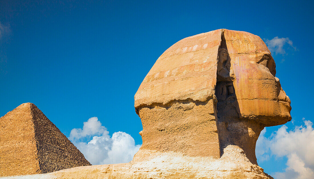 Nahaufnahme der Großen Pyramide und der Sphinx von Gizeh, Gizeh, Kairo, Ägypten