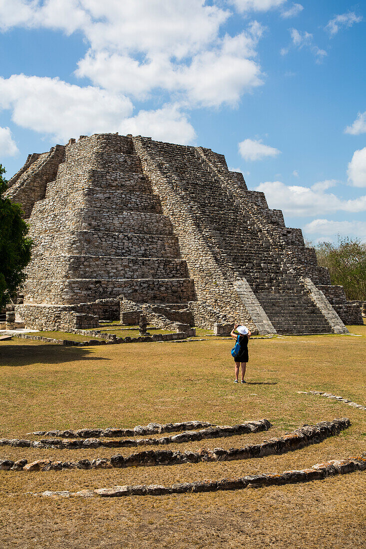 Tourist fotografiert in der Burg von Kululcan, Mayapan Archäologische Stätte, Maya-Ruinen, Yucatan, Mexiko