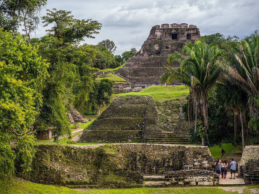 Touristen bei den Ruinen eines Maya-Dorfes, San Jose Succotz, Cayo District, Belize