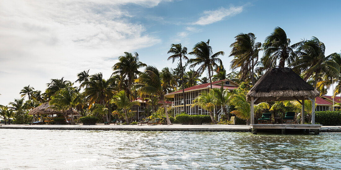 Resort-Unterkünfte und Palmen in der Karibik, Belize